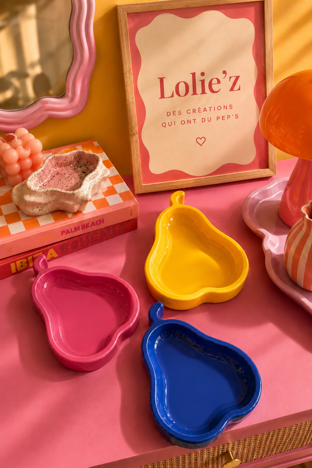 Vide-poches en forme de poire en résine époxy rose, jaune et bleu dans une décoration intérieure pop et colorée signée Lolie’z.