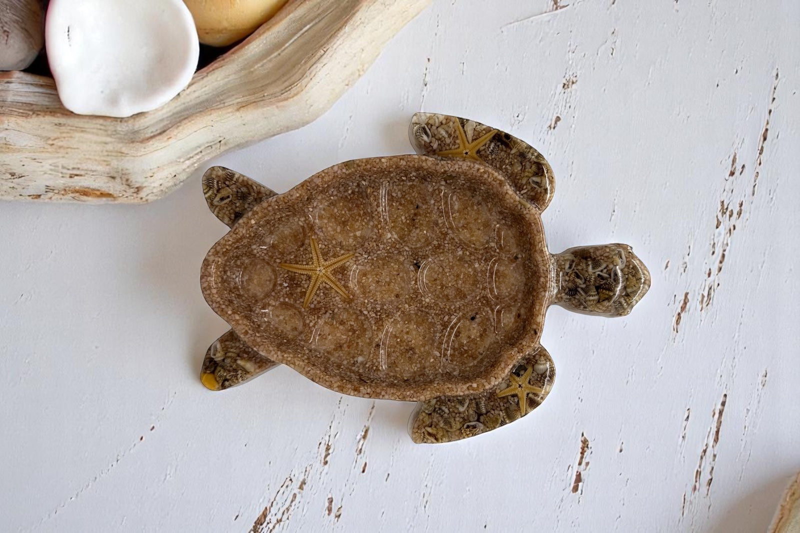 Vide-poche en résine époxy fait main en forme de tortue, objet décoratif artisanal inspiré de l’univers marin. Lolie'z