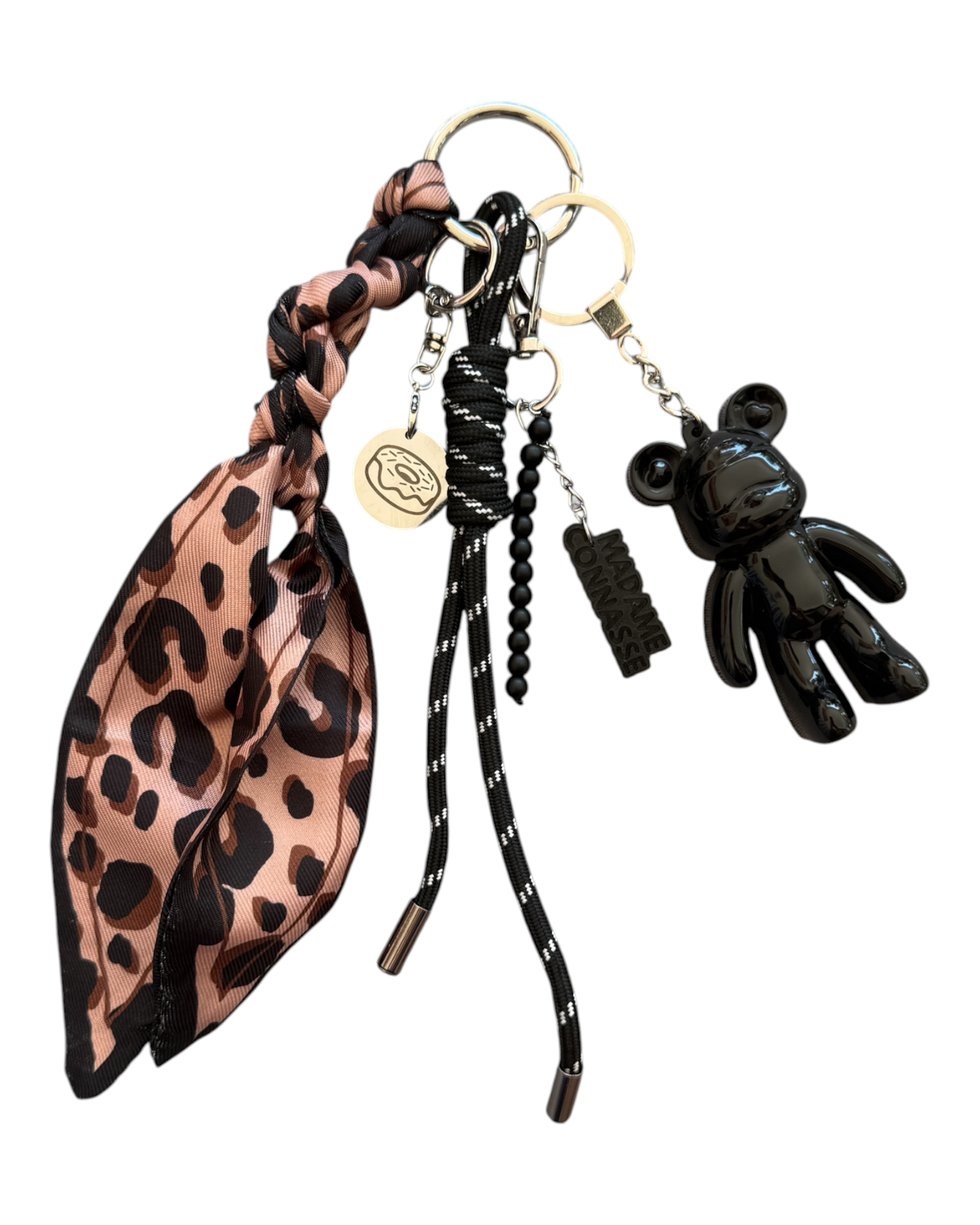 Porte-clés Teddy’z Wild One en résine époxy noire glossy, fabriqué à la main, avec foulard léopard et médaille Lolie’z gravée.