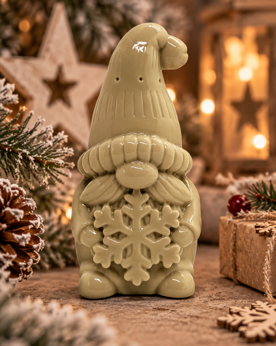 Willow, gnome de Noël artisanal en résine époxy avec flocon, présenté dans une décoration de Noël chaleureuse.