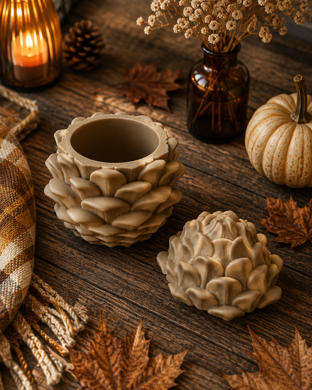Woodland Box, boîte pomme de pin en résine époxy beige mise en scène dans une décoration automnale
